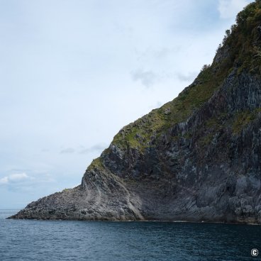 Shiretoko (Hokkaido), View on the National Park's cliffs from the cruise departing from Utoro Port 2