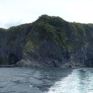 Shiretoko (Hokkaido), View on the National Park's cliffs from the cruise departing from Utoro Port 3