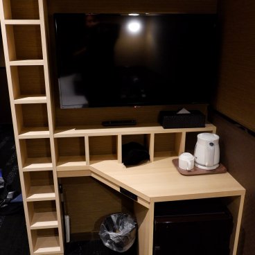 Hotel Abest Ginza Kyobashi (Tokyo), TV set and desk in the single room