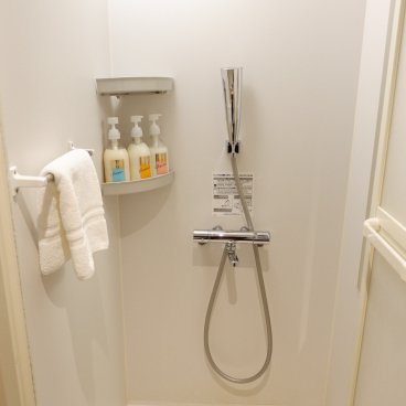 Hotel Abest Ginza Kyobashi (Tokyo), Japanese toilets and bathroom in the single room