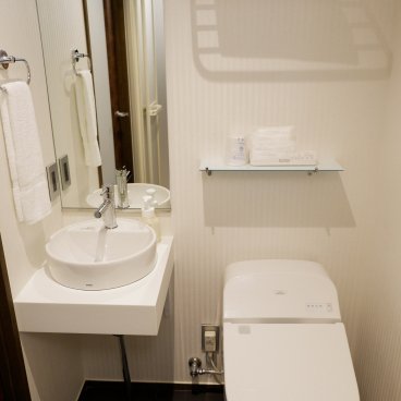 Hotel Abest Ginza Kyobashi (Tokyo), Japanese toilets and bathroom in the single room 2
