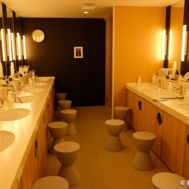 First Cabin Kansai Airport (Osaka), Sinks and mirrors in the shared bathroom
