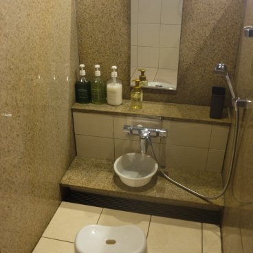 First Cabin Kansai Airport (Osaka), Shower space to wash before using the Sento bath