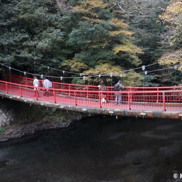Kikuchi Gorge (Kumamoto), Suspended red bridge at the entrance of the site