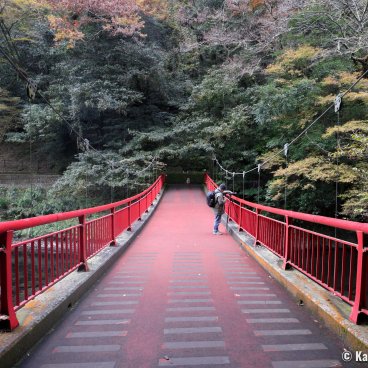 Kikuchi Gorge (Kumamoto), Suspended red bridge at the entrance of the site 2
