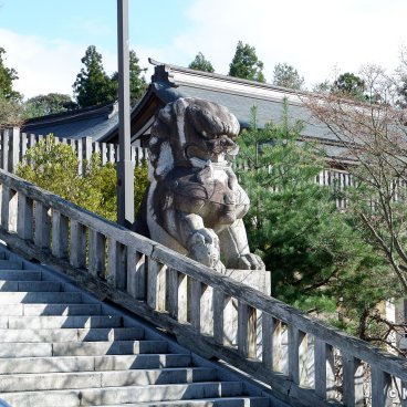 Morioka Hachiman-gu, Great stairway and Komainu statue