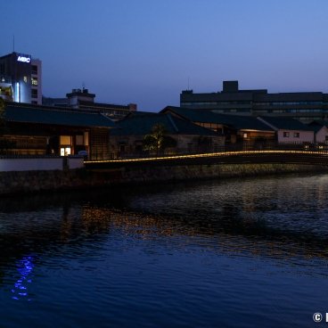Dejima (Nagasaki), Pedestrian bridge to the main gate Omotemon at nightfall