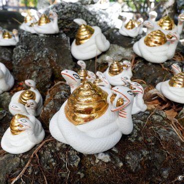 Shibamata (Katsushika, Tokyo), White snake statuettes offered to Benzaiten at Taishakuten Temple