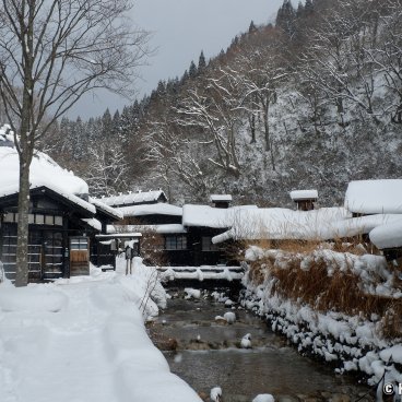Tsuru-no-yu Onsen (Akita), Traditional buildings with hotel rooms and access to the baths 2