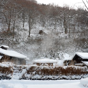 Tsuru-no-yu Onsen (Akita), Outside view of the outdoor common bath