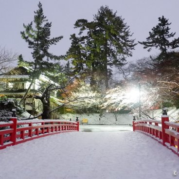 Hirosaki (Aomori), Sugi-no-Ohashi bridge and Minamiuchi-mon gate in the castle's park
