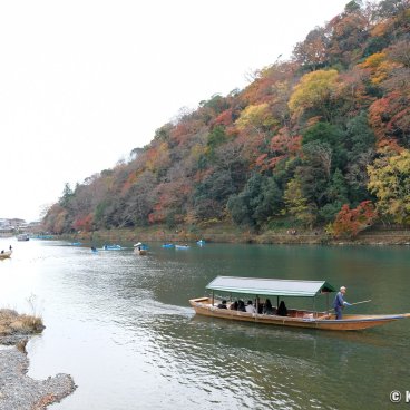 Togetsukyo (Kyoto), Boat ride on the Katsura River in autumn 2