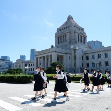 National Diet Building (Tokyo), Guided tour with children in a school trip in the front garden