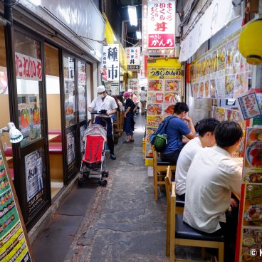 Tsukiji Outer Market (Tokyo), Sushi restaurants maze