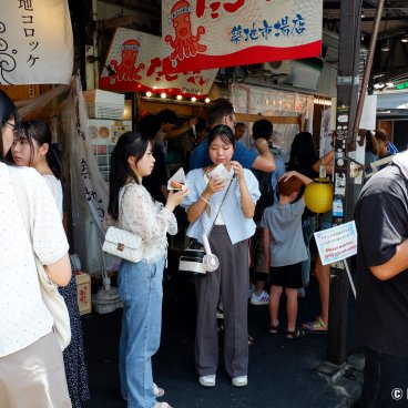 Tsukiji Outer Market (Tokyo), People eating at the stalls of the food market