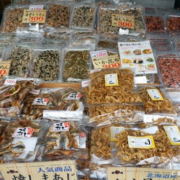 Tsukiji Outer Market (Tokyo), Shop specialized in dried fish and seafood