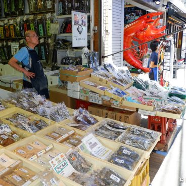 Tsukiji Outer Market (Tokyo), Japanese grocery stall