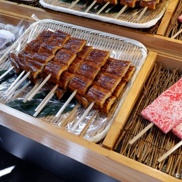 Tsukiji Outer Market (Tokyo), Unagi eels and Wagyu beef skewers