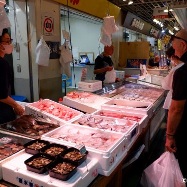Tsukiji Outer Market (Tokyo), Fish shop in Tsukiji Uogashi