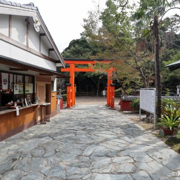 Tamatsushima-jinja (Wakayama), Great torii gate and entrance of the shrine 2