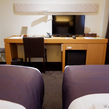 Hotel Folkloro (Kakunodate), Twin room with a desk and a TV set