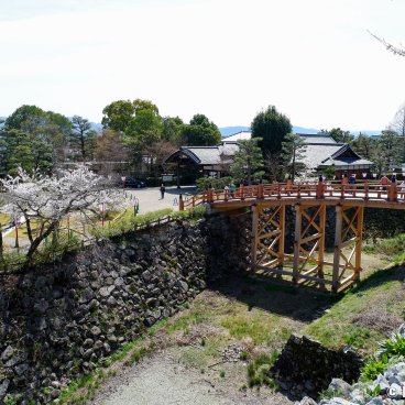 Koriyama Castle (Nara), Gokuraku-bashi bridge above the moats