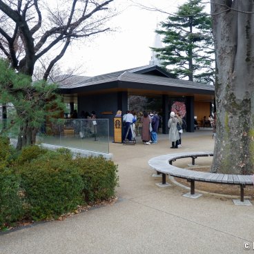 Starbucks Shinjuku Gyoen (Tokyo), Entrance of the shop in the garden
