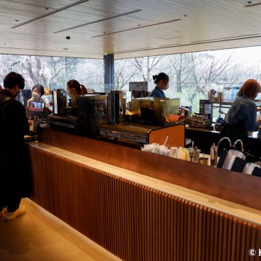 Starbucks Shinjuku Gyoen (Tokyo), Counter inside the shop 