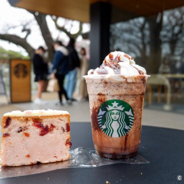 Starbucks Shinjuku Gyoen (Tokyo), Cake and beverage available at the shop