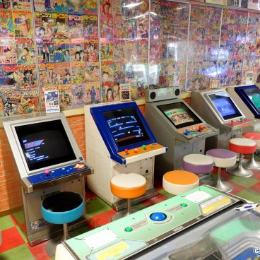 Daiba 1-chome Shotengai (Tokyo), Old games at the arcade