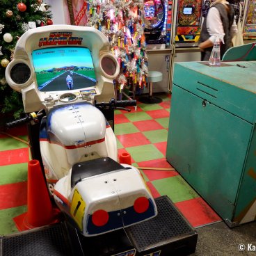 Daiba 1-chome Shotengai (Tokyo), Old bike racing game