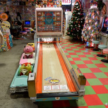 Daiba 1-chome Shotengai (Tokyo), Bowling at the retrogaming arcade