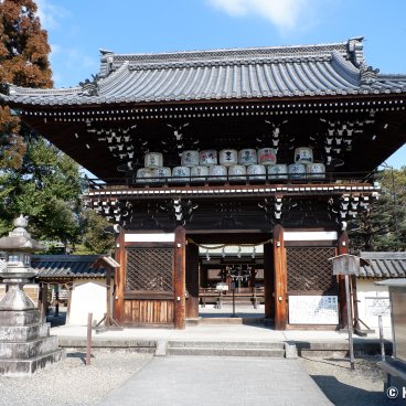 Umenomiya Taisha (Kyoto), Romon gate at the entrance of the shrine