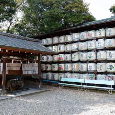 Umenomiya Taisha (Kyoto), Ablution fountain and sake offerings
