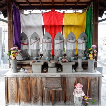Zuishin-in (Kyoto), Jizo statues in a cemetary near the temple