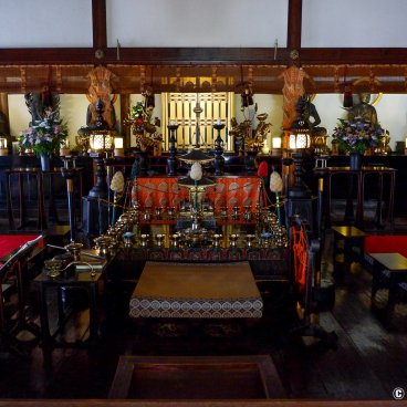 Zuishin-in (Kyoto), Buddhist altar in the temple's main pavilion