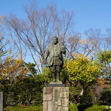 Sumpu Castle Park, Statue of Tokugawa Ieyasu and his falcon