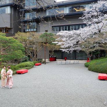 Shirokanedai (Tokyo), Sakura blooming in early spring in front of Happo-en garden's reception hall
