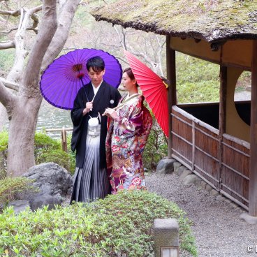 Happo-en (Tokyo), Couple doing a wedding photo shooting in the garden