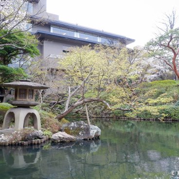 Happo-en (Tokyo), Pond of the Japanese garden in early spring 2