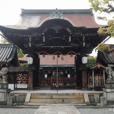 Rokusonno-jinja (Kyoto), Karamon gate near the shrine's main plaza