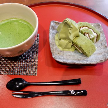 Nishio (Nagoya), Tea and pastry served at the restaurant Shokaku-en