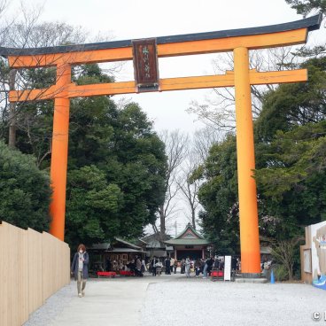 Kawagoe Hikawa-jinja, Great vermilion torii gate at the entrance of the shrine's grounds