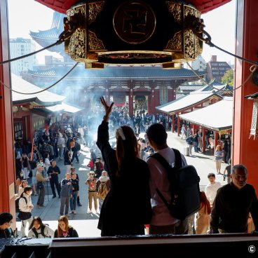Senso-ji (Asakusa, Tokyo), Tourists in front of the cult pavilion (Nov. 2023)