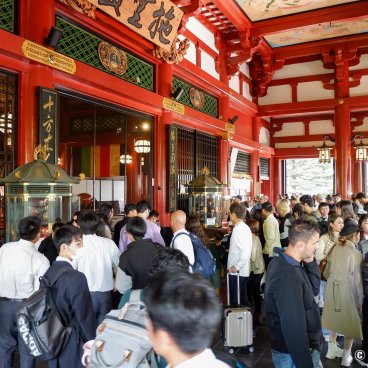 Senso-ji (Asakusa, Tokyo), Tourists in front of the cult pavilion (Nov. 2023) 2