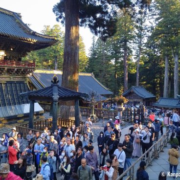 Toshogu (Nikko), Tourists in the mausoleum's enclosure (Nov. 2023) 4