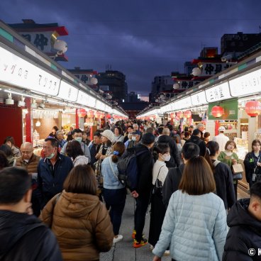Senso-ji (Asakusa, Tokyo), Tourists in Nakamise Street (Nov. 2023)