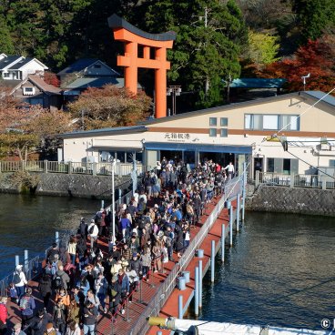 Hakone, Waiting line to board the cruise on Lake Ashi (Nov. 2023)