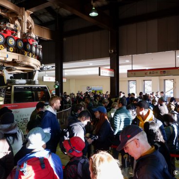 Hakone, Waiting line to board the ropeway (Nov. 2023)