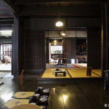 Ohashi House (Kurashiki), View on the living area and the warehouse from the kitchen